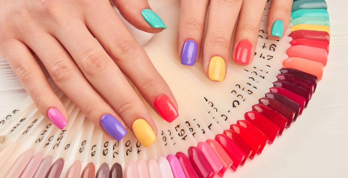 Puedes hacerte las uñas semipermanentes de los colores más diversos