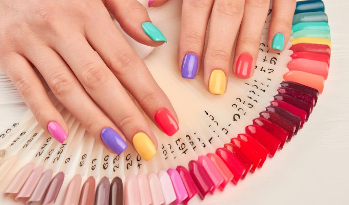 Puedes hacerte las uñas semipermanentes de los colores más diversos