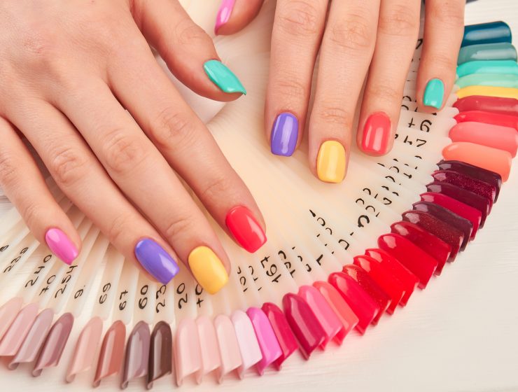Puedes hacerte las uñas semipermanentes de los colores más diversos