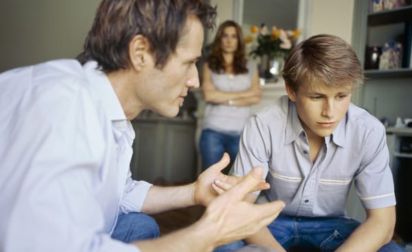 padres hablando con hijos