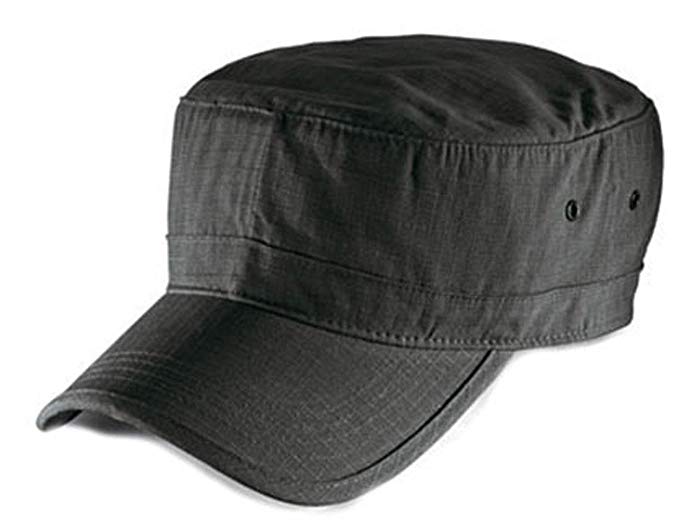 Primer plano de una gorra militar de color gris oscuro, mostrando su diseño de corona plana y visera corta, un accesorio de moda unisex.
