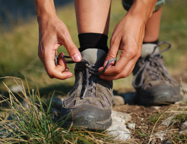 Las zapatillas para senderismo tienen tecnología diseñada para proteger el pie en terrenos difíciles.