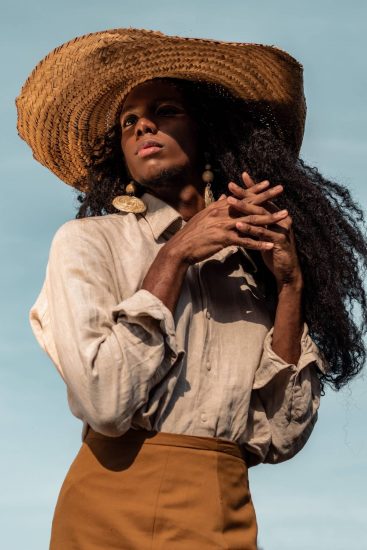 Mujer con sombrero Pamela