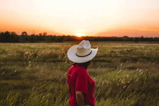 Mujer con sombrero mexicano para protegerse de los rayos del sol. A esto se debe su anchísima ala
