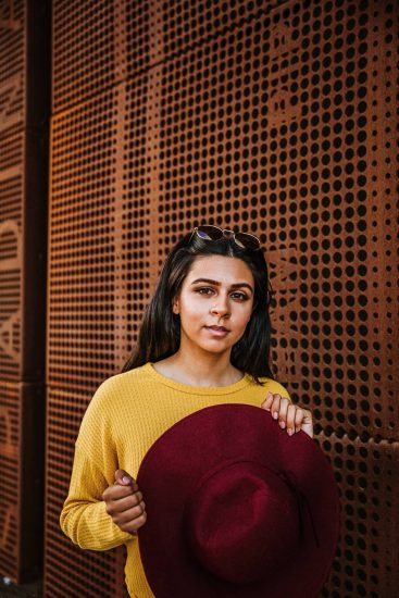 Mujer con sombrero "floppy" de ala ancha, de lana suave y flexible