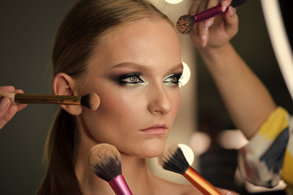 Accesorios para vestido negro: ideas y combinaciones 12 maquillaje para ropa negra