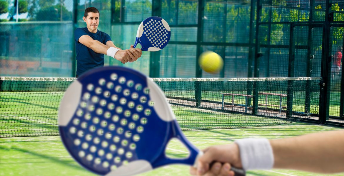 Pareja jugando al padel con las mejores palas 2025