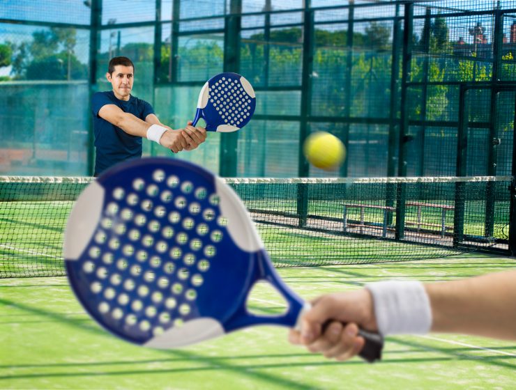 Pareja jugando al padel con las mejores palas 2025