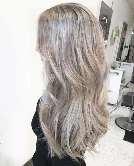 Coloración rubio ceniza frío para cabello lacio