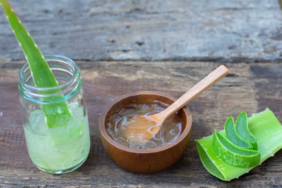 Preparación de un jugo de aloe vera casero, mostrando el gel de sábila recién extraído de la hoja y servido en un vaso.