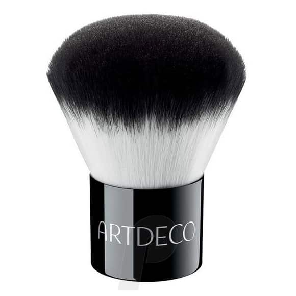 Brocha kabuki de la marca Artdeco, con cerdas densas y suaves, una herramienta profesional para aplicar maquillaje en polvo mineral o bronzer.