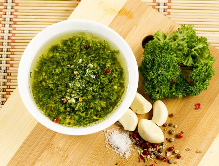 Chimichurri y salsa criolla: dos recetas para acompañar las carnes asadas 25 recetas con perejil
