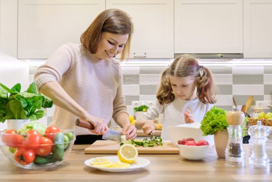 madre e hija cocinando