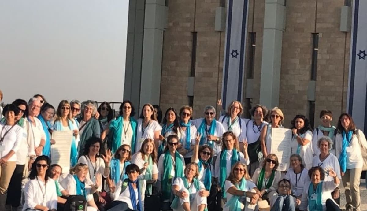 Cuando las cabezas de las mujeres se juntan alrededor del fuego 10 mujeres por la paz