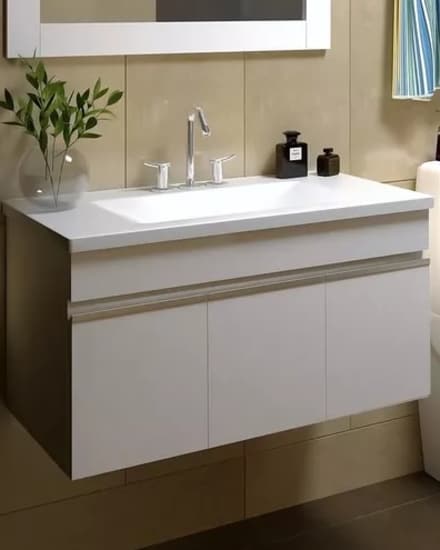El mobiliario de baño colgante ayuda a crear sensación de espacio. muebles para baños chicos
