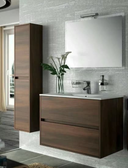 Baños pequeños con detalles de madera y luz LED Baño chico moderno con azulejos blancos y grifería negra