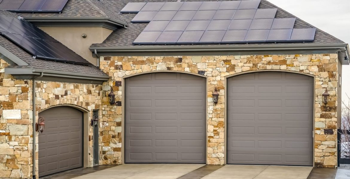 Casa con garaje revestida en piedra natural beige y gris