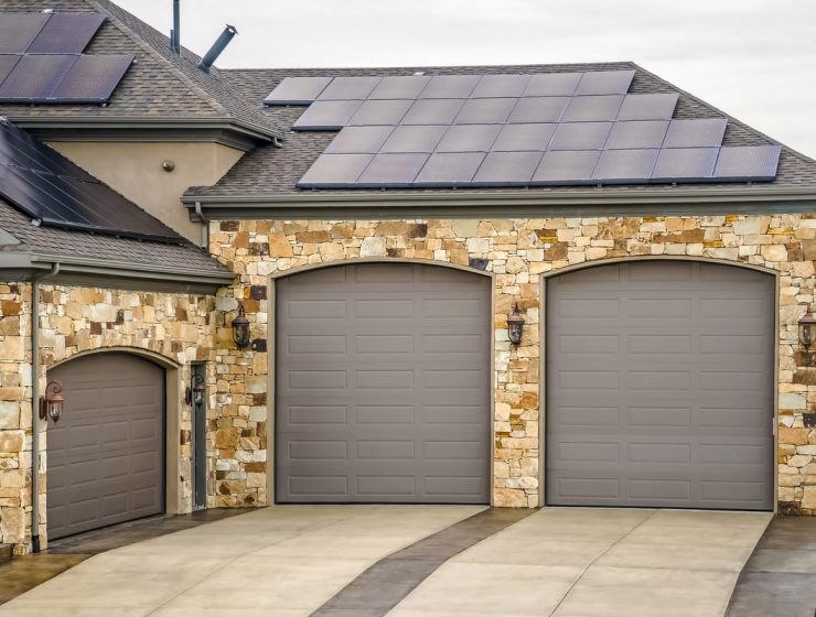 Casa con garaje revestida en piedra natural beige y gris