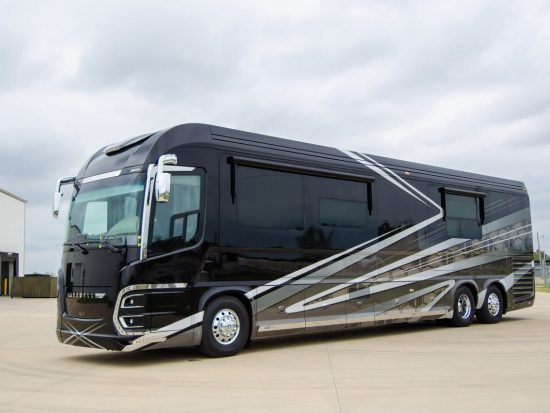 Un viaje en la lujosa e inmensa autocaravana de Porsche 8