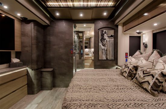 Un viaje en la lujosa e inmensa autocaravana de Porsche 9