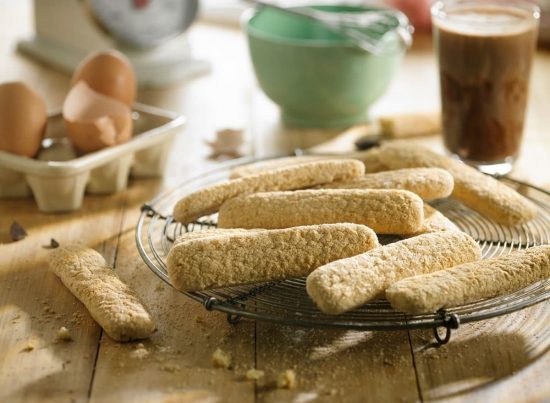 Recetas de dulces fáciles y rápidas para el mate 2 Filas de vainillas doradas enfriándose sobre rejilla metálica