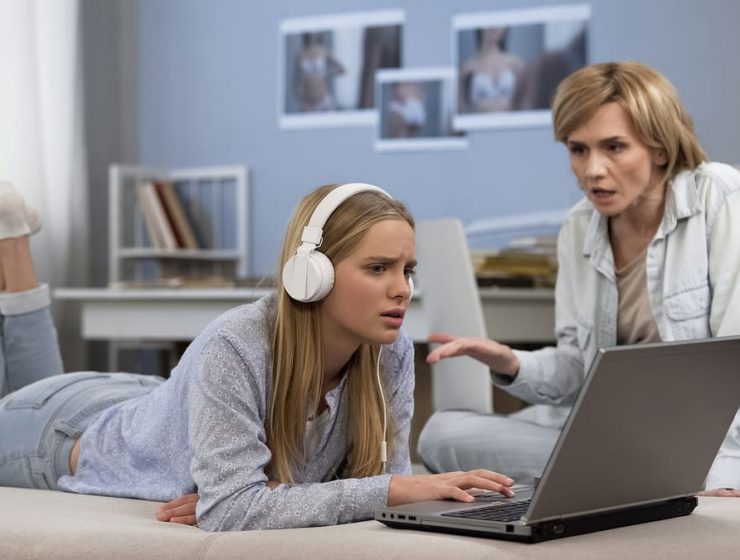 Cómo hablar con adolescentes: consejos prácticos para padres 5 Madre y adolescente conversando mientras usan una computadora portátil, en un entorno hogareño.