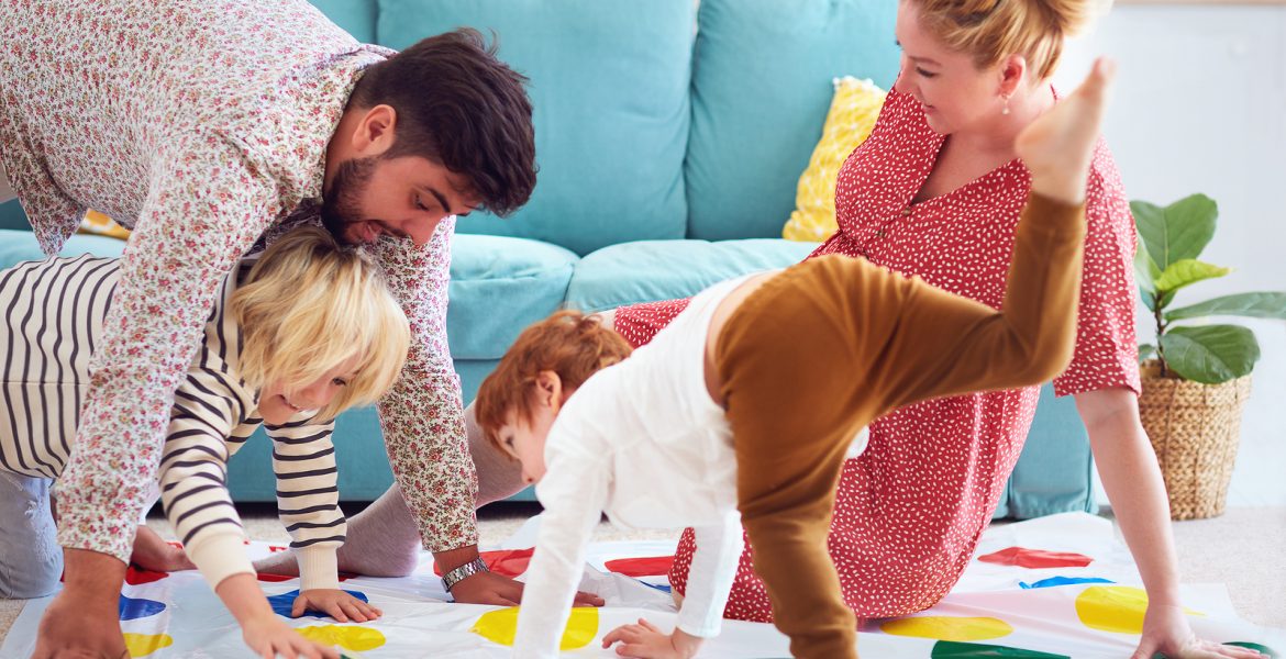jugar en casa en familia