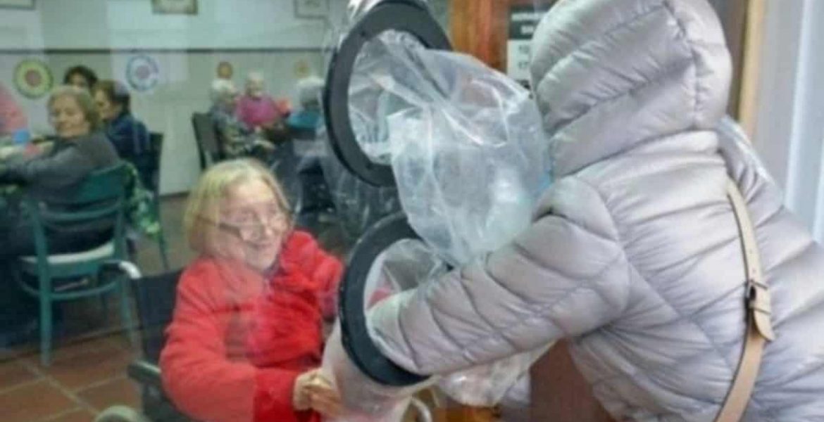 En un geriátrico de Tandil volvieron los abrazos: el ingenioso método para combatir la tristeza 2