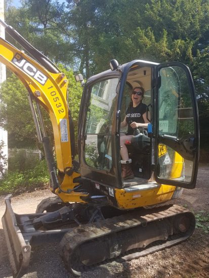 Una arquitecta compró un baño público y lo convirtió en su hogar 12