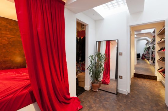 Una arquitecta compró un baño público y lo convirtió en su hogar 14