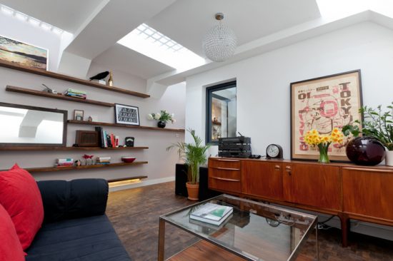 Una arquitecta compró un baño público y lo convirtió en su hogar 13