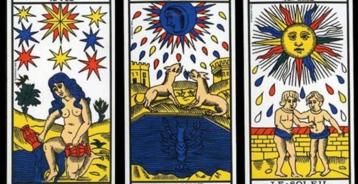 Abanico de cartas del Tarot de Marsella con colores brillantes