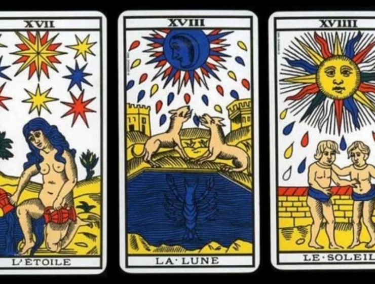 Abanico de cartas del Tarot de Marsella con colores brillantes