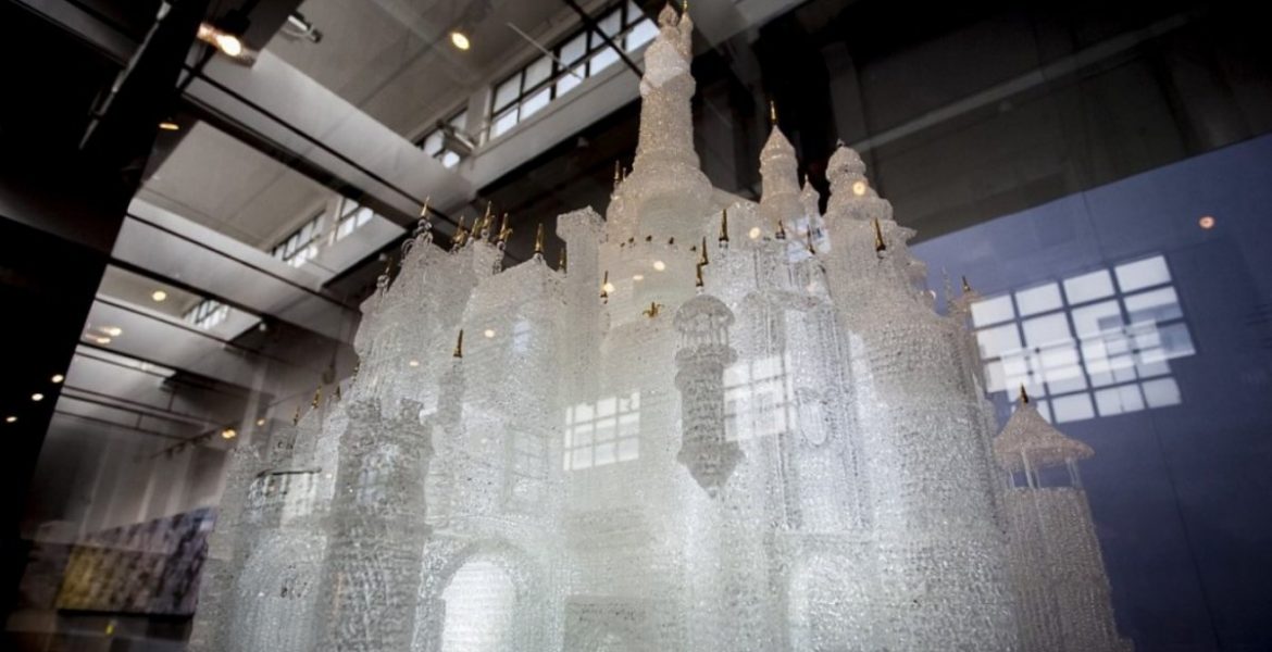 Cara travesura: jugando, dos niños rompieron el castillo de vidrio más grande el mundo 2