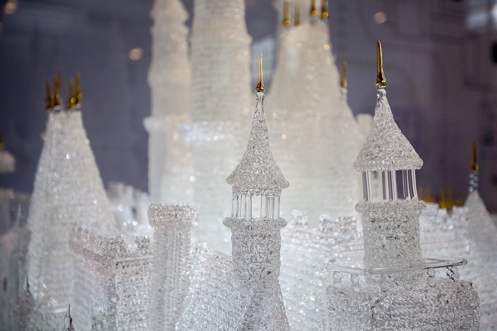 Cara travesura: jugando, dos niños rompieron el castillo de vidrio más grande el mundo 6 Cara travesura: jugando, dos niños rompieron el castillo de vidrio más grande el mundo 4