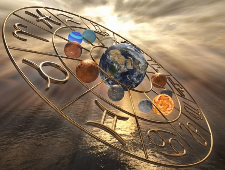 Rueda zodiacal dorada con planetas y la Tierra al centro iluminada por el sol, simbolizando los signos del zodiaco y la energía astrológica de la Luna Nueva en Libra 2025.