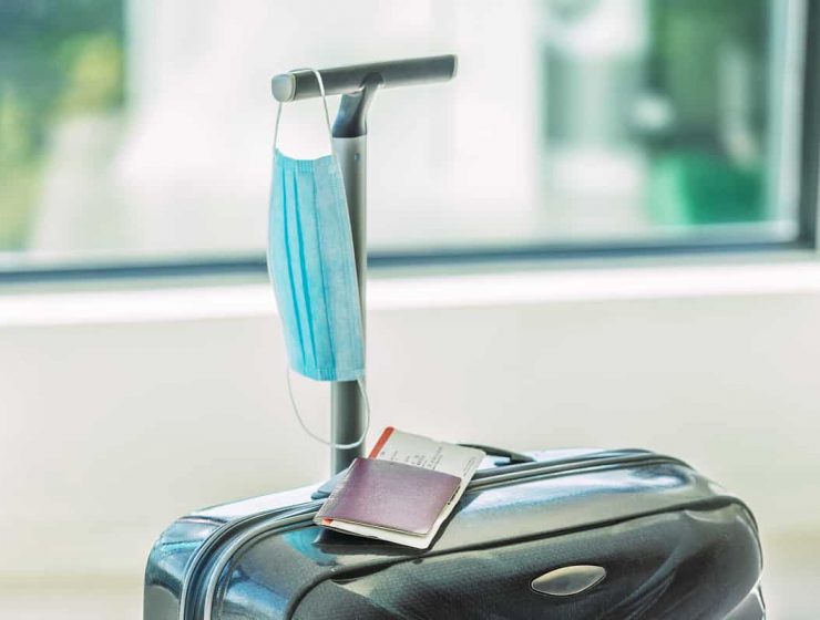 Países con seguro de salud obligatorio para ingreso en 2026 1 Mapa del mundo con un pasaporte y una tarjeta de seguro de viaje, ilustrando qué países exigen seguro médico obligatorio en 2026.