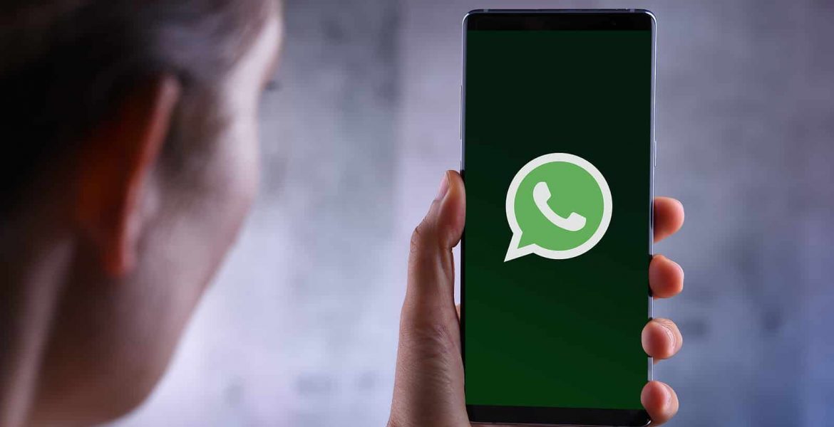 Celular con WhatsApp oficial instalado
