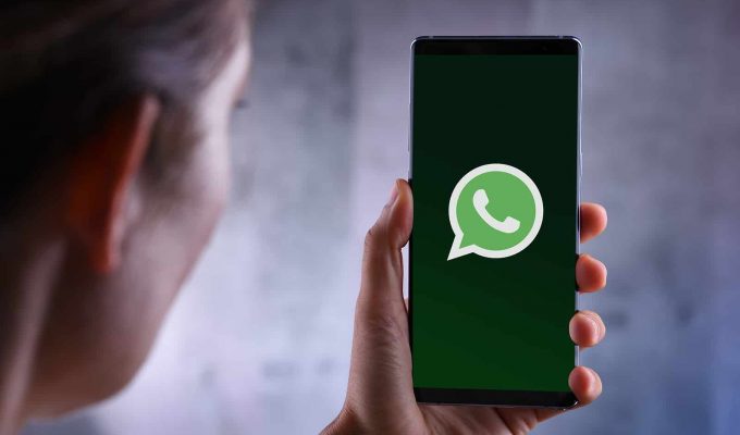 Celular con WhatsApp oficial instalado