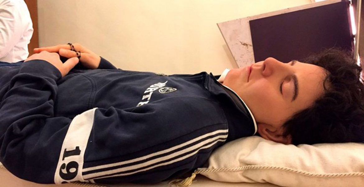 El cuerpo intacto de Carlo Acutis, el joven que será santificado.
