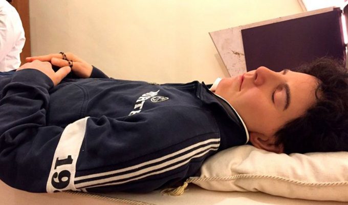 El cuerpo intacto de Carlo Acutis, el joven que será santificado.