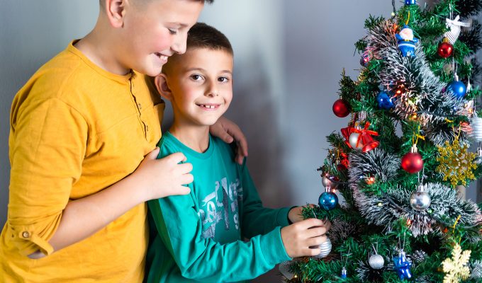 Familia decorando el arbol de Navidad 2025