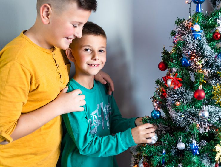 Familia decorando el arbol de Navidad 2025