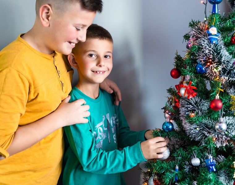 Familia decorando el arbol de Navidad 2025