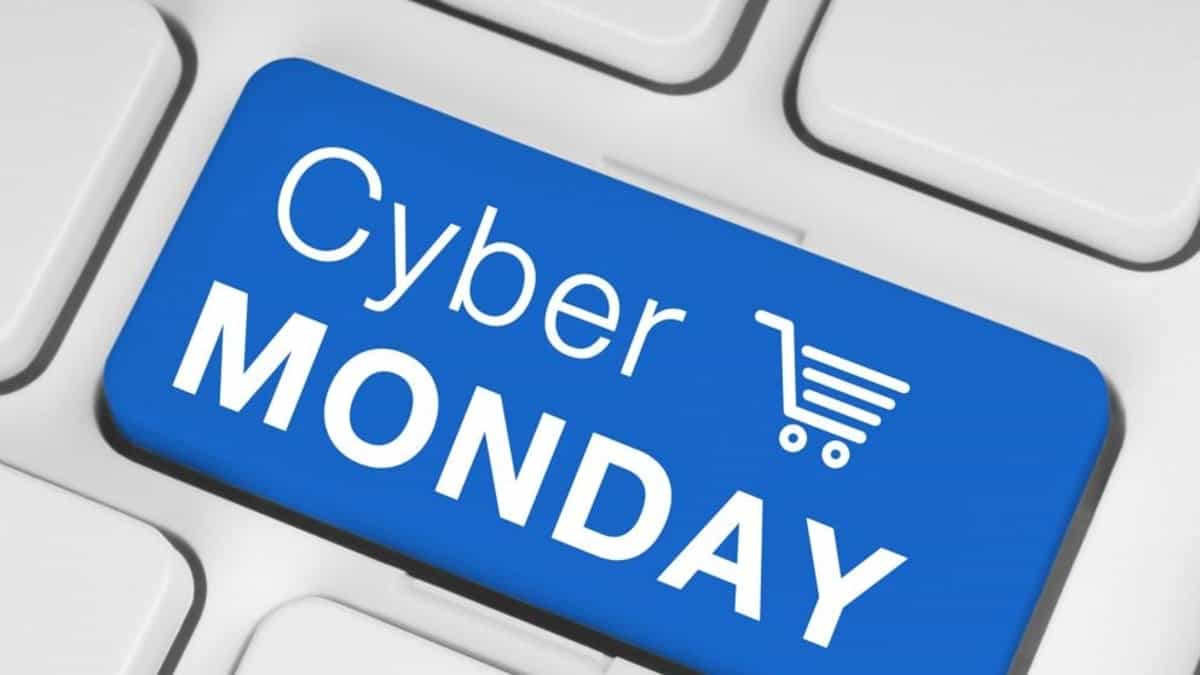 Tecla azul en un teclado de computadora con las palabras 'Cyber Monday' y un carrito de compras.