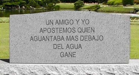 Epitafio humorístico inscrito en lápida mexicana
