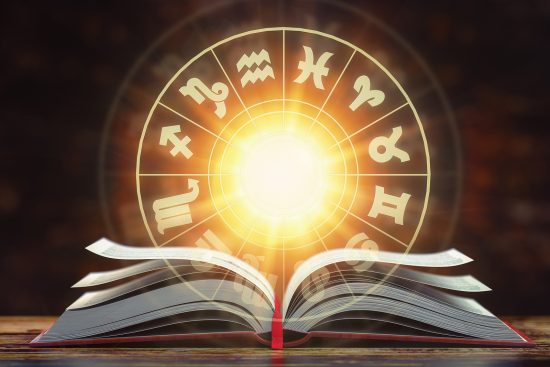 Horóscopo de noviembre 2025: signos y predicciones Libro abierto con símbolos zodiacales iluminados, representando el horóscopo y las predicciones astrológicas.