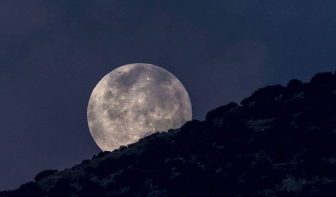 Luna nueva en acuario enero 2025
