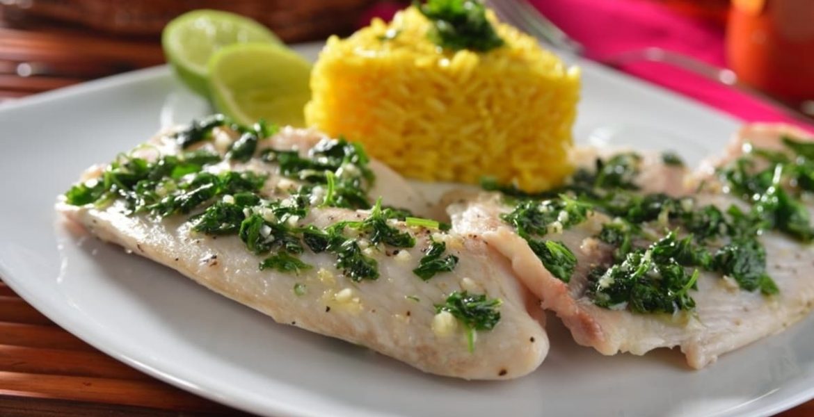 Pechugas de pollo con perejil y guarnición de arroz