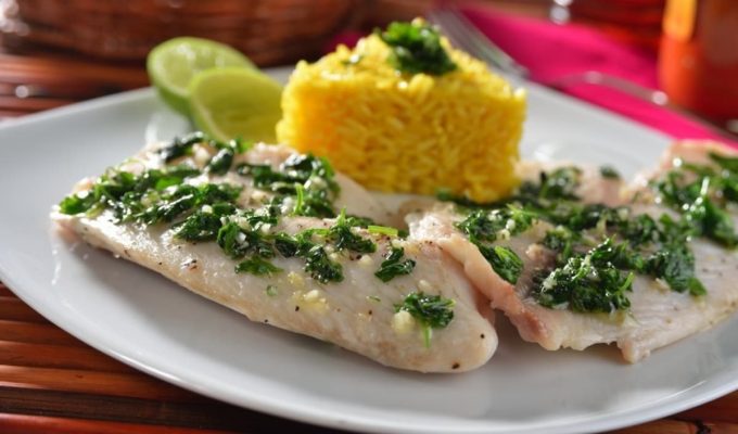 Pechugas de pollo con perejil y guarnición de arroz